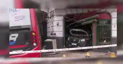 Impactante choque en Constitución: un patrullero terminó dentro de una pizzería tras persecución