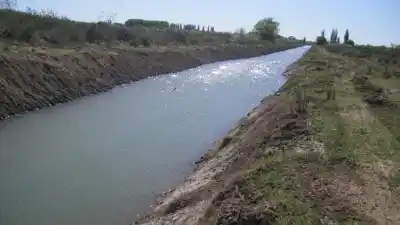 Calingasta en alerta: la monda llegó al 45% y el agua ya amenaza con cortar los trabajos