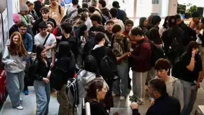 2.000 jóvenes coparon Bariloche: qué buscaban entre microscopios y estetoscopios