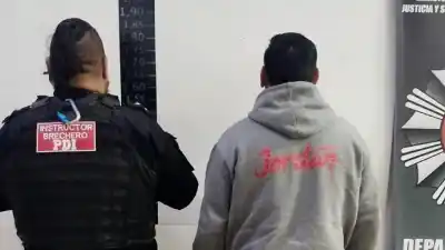 Lo esperaban en el clásico y los atraparon: dos motochorros tras las rejas por el asalto al vendedor de camisetas de Central