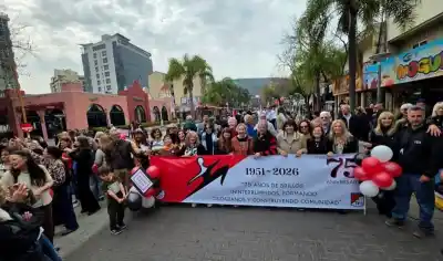 Carlos Paz: el desfile que reunió a 75 años de historia en un solo día
