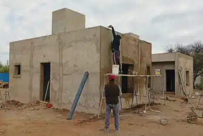 13 casas en dos pueblos de San Luis: en algunas ya colocan las mesadas y en otras recién levantan las paredes