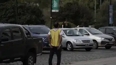 Rosario prohíbe a los cuidacoches: el detalle que complica a cientos de familias