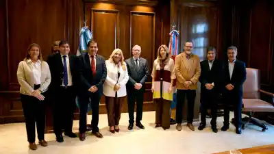 El gobernador recibió a la titular de la FAM: el motivo que la trajo a Santiago