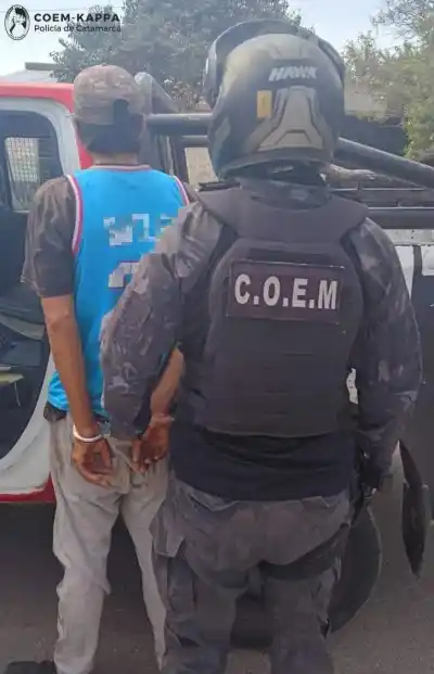 La madre llamó al 911 y su hijo terminó detenido: qué encontró la policía en la casa