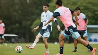 Scaloni probó un equipo clave en Ezeiza: el detalle que anticipa el once ante Zambia y la ausencia de Messi