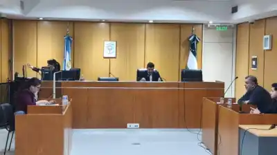 Le ofreció llevarla a su casa, ella dijo que no: lo que pasó después en el bar terminó con un policía encima