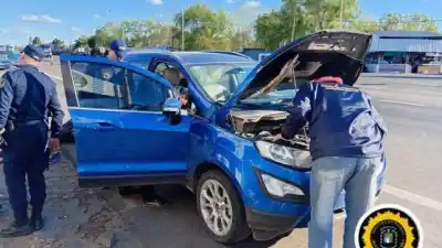 Control de rutina en Brazo Largo: lo que apareció adentro del auto dejó a dos detenidos