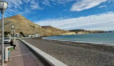La encontraron inconsciente en la costanera de Comodoro y horas después llegó la peor noticia