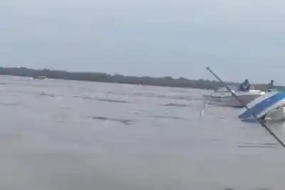 Se les llenó la lancha de agua en pleno río y terminaron todos en el agua
