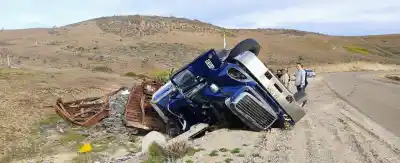 Volcó un camión en la Ruta 3: el detalle que complicó todo a 30 km de Fitz Roy