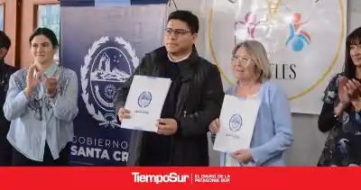 El gobernador recorrió Ángeles Especiales y dejó una firma clave para los sueldos del equipo