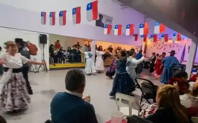 El festejo chileno que llenó Roca de color y empanadas: lo que se viene esta noche