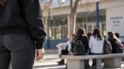 Entró a la escuela con una tijera y atacó por la espalda a una alumna: lo que la Fiscalía no pudo explicar