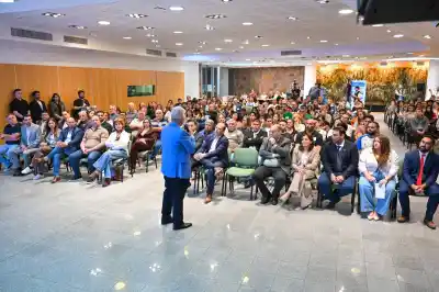 El gobernador entregó 74 fondos para ONG, pero lo que reveló una funcionaria dejó a todos sorprendidos