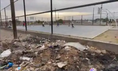 Villa Lavalle: en los pasajes no se puede andar y los vecinos ya no saben dónde dejar el auto
