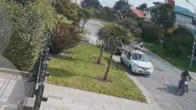 Le apuntaron a la cabeza, forcejeó y le dispararon cuatro veces: el video que lo muestra de pie después