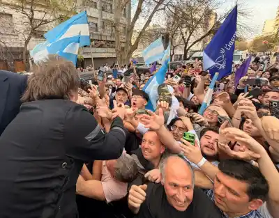 Milei cerró su visita a Bahía Blanca y a pocas cuadras lo esperaba algo que no estaba en el guion