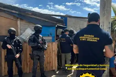 Vecinos a los tiros en Colón: allanaron una casa y apareció un objeto que complica a un detenido