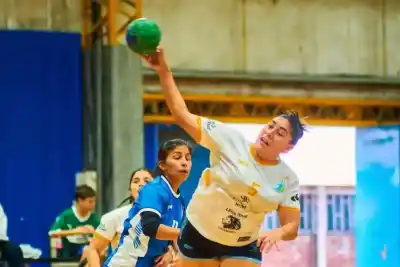 Ocho partidos, una sola cancha y un domingo que promete: el handball local vuelve con todo