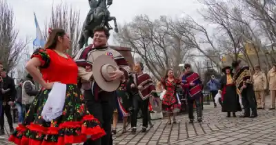 Río Gallegos se vistió de Chile: el homenaje que nadie esperaba en plena Plaza San Martín