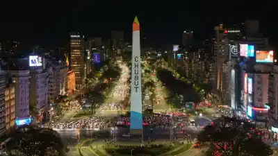 Chubut llevó pingüinos y tulipanes al Obelisco: lo que pocos vieron esa noche