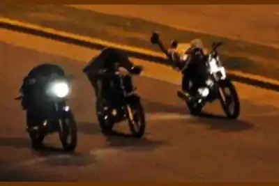 Se les cruzó la policía en plena 'picada' y no pudieron escapar: dos terminaron en el piso