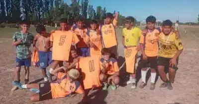 Se quedaron sin pelota y sin cancha: la historia de la escuelita que igual no se rindió