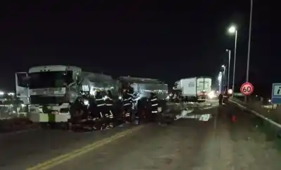 Dos camiones chocaron de frente en el puente de La Adela: el saldo que nadie esperaba a esa hora