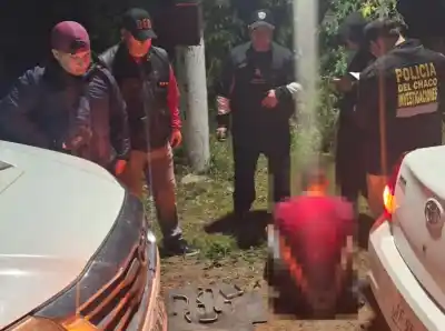 El tatuaje que lo delató: lo esperaban en una esquina de Barranqueras y llevaba algo pesado encima