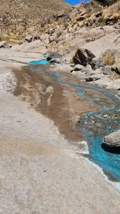 Denunciaron a turistas por dañar el Arroyo Turquesa: las imágenes que complican a los visitantes