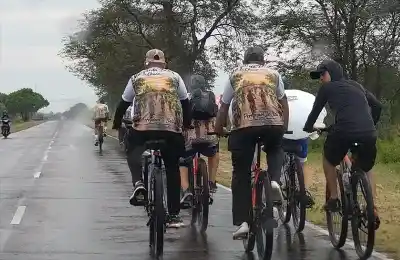 La lluvia no los detuvo: miles de peregrinos ya avanzan hacia Itatí
