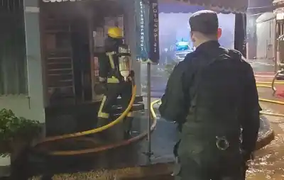 Se activó la alarma en una librería de Jardín América y los bomberos encontraron algo inesperado