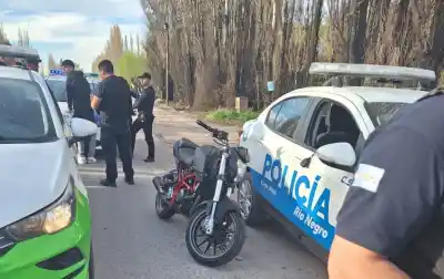 Intentaron identificarlos en Roca y salieron disparados: lo que apareció después cambió todo