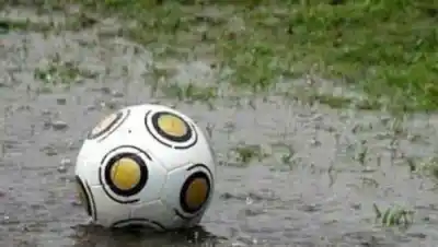 La lluvia dejó los campos intransitables y la Liga Correntina tomó una decisión que afecta a todas las categorías