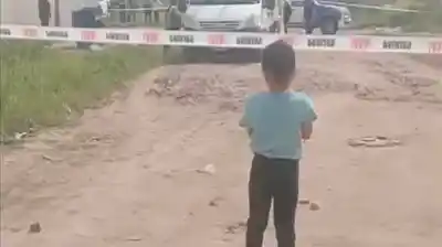Cavaban para poner un poste de luz y la pala golpeó algo impensado: lo que había en la bolsa