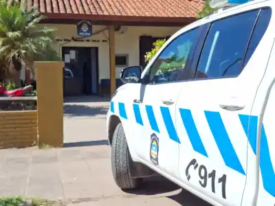 Dos lo tiraron de la moto en la Costanera y le pegaron con un arma: lo que buscaban estaba en la cartera