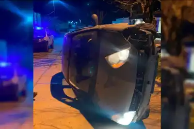 Iba a trabajar de madrugada, perdió el control y su auto terminó de costado: el detalle que llamó la atención