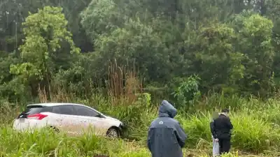 Iba por la Ruta 12, perdió el control de su auto y terminó en la banquina: lo que encontró la Policía