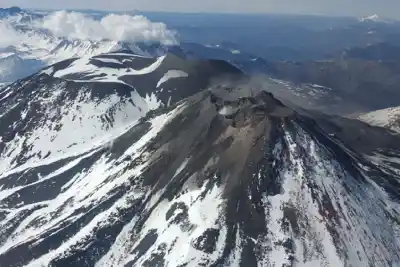El volcán que tiene en vilo al norte neuquino lanzó cenizas y nadie esperaba lo que pasó después