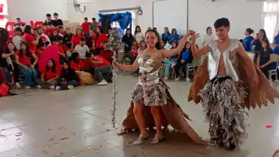 Convirtieron la basura en vestuarios de alta costura y nadie podía creer lo que vieron en el desfile