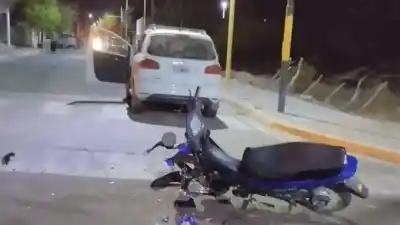 Dos adolescentes en moto chocaron contra un auto en Saujil: terminaron internadas