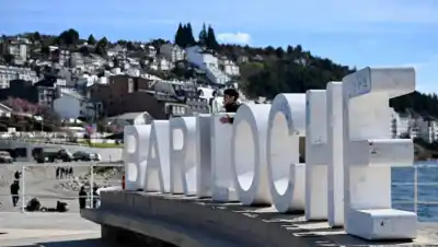 Bariloche quiere ponerle reglas al voluntariado en hostels: qué esconde el intercambio