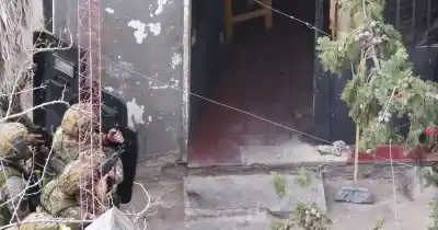Le apuntó a la policía con dos armas, pero un detalle cambió todo en 62 minutos