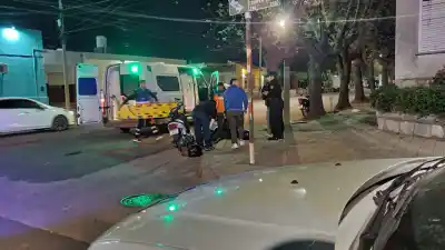 Una moto patinó en una tapa de alcantarilla en General Pico: lo que encontró la ambulancia