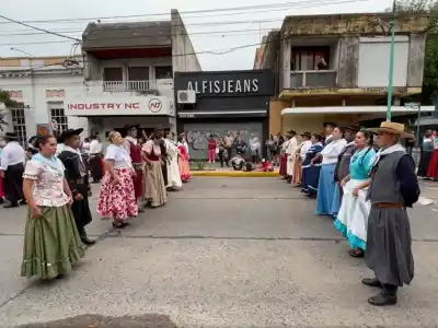 Berisso se vistió de fiesta: el Gran Pericón Nacional reunió a cientos en una jornada histórica
