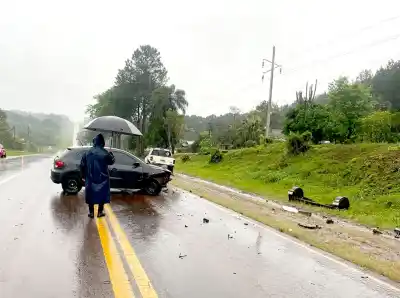 Tres choques en una mañana de lluvia: en uno, el conductor terminó en el hospital