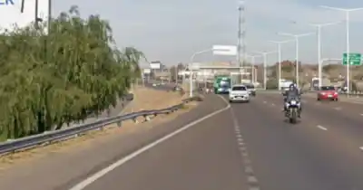 A las 2 de la mañana por el Acceso Sur: dos motochorros lo rodearon y se llevaron todo