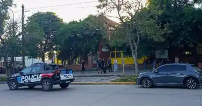 Horror en una escuela santafesina: un adolescente armado interrumpe el izamiento de la bandera