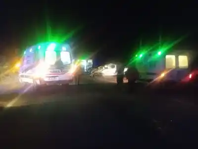 El camión quedó colgado del puente y el conductor de la camioneta no llegó a bajarse